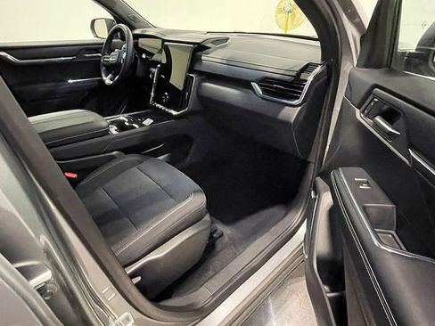 Used 2025 GMC Acadia Elevation image 27