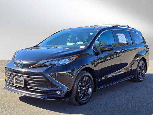 Used 2024 Toyota Sienna XLE Woodland Edition AWD/4WD image 7