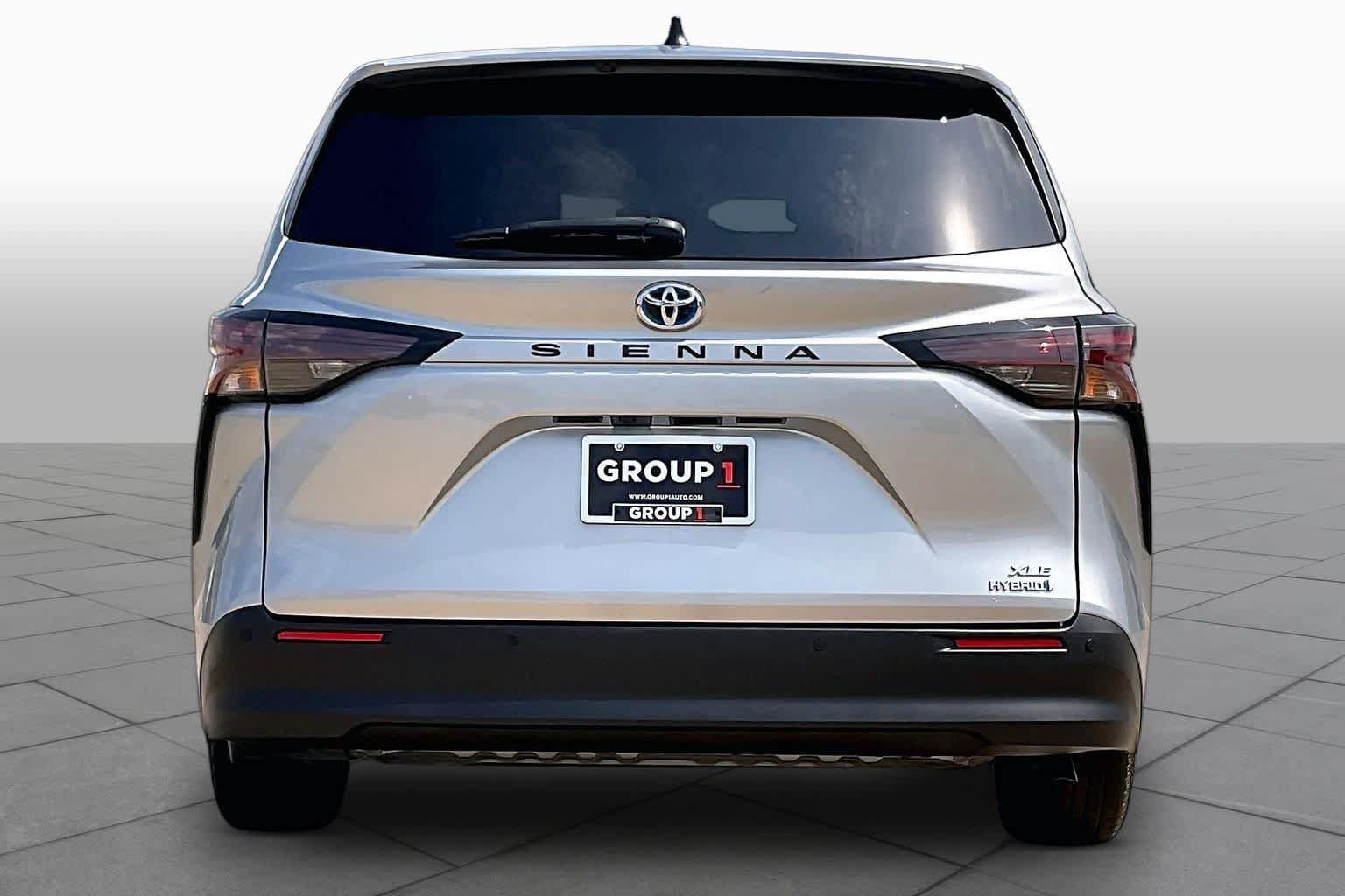 Used 2023 Toyota Sienna XLE FWD image 5