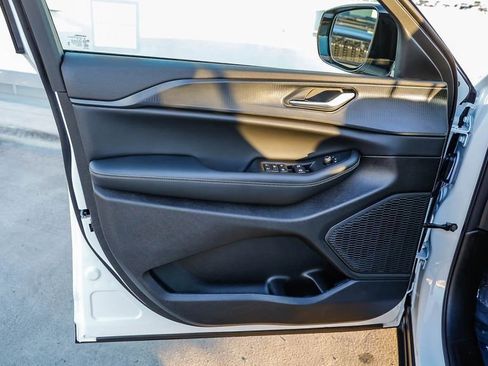 New 2025 Jeep Grand Cherokee Altitude image 22