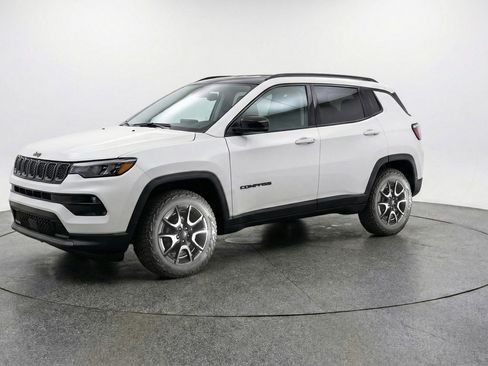 Used 2025 Jeep Compass Trailhawk AWD/4WD image 3