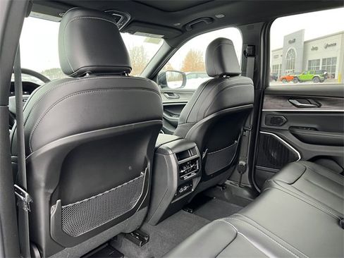 New 2025 Jeep Grand Cherokee Limited w/ Black Appearance Package image 34