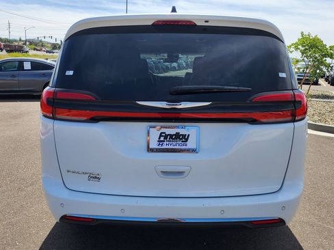 Used 2024 Chrysler Pacifica Touring-L FWD image 7