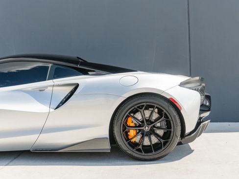 Used 2023 McLaren Artura RWD image 22