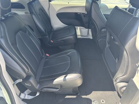 Used 2023 Chrysler Pacifica Touring-L FWD image 18