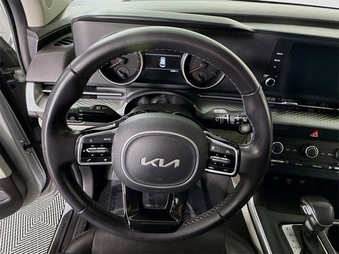 Used 2023 Kia Carnival LX image 20