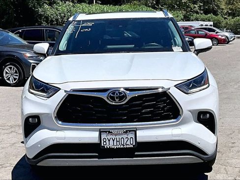 Used 2022 Toyota Highlander Platinum AWD/4WD image 2