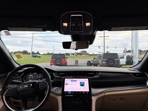 Used 2024 Jeep Grand Cherokee L Limited w/ Luxury Tech Group II AWD/4WD image 24