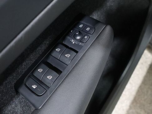 Used 2023 Volvo XC40 B5 Core image 13