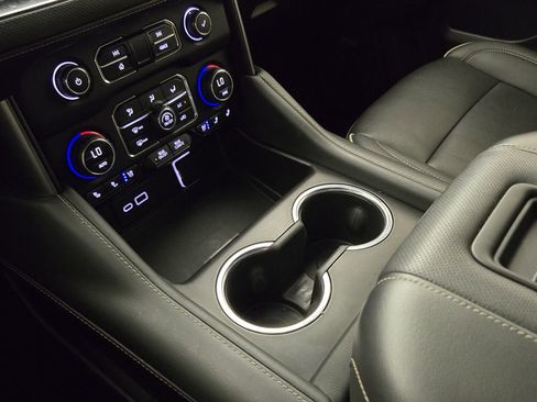 Used 2022 Chevrolet Suburban Premier RWD image 20
