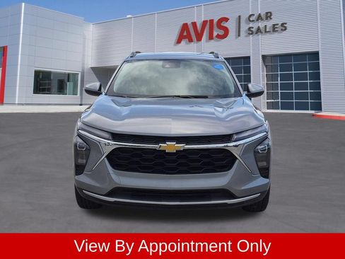 Used 2025 Chevrolet Trax LT w/ LT Convenience Package FWD image 2