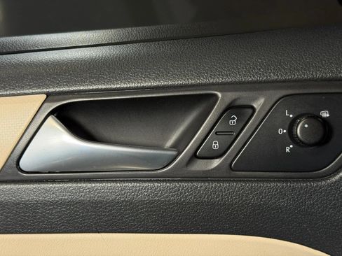 Used 2012 Volkswagen Jetta SE FWD image 23