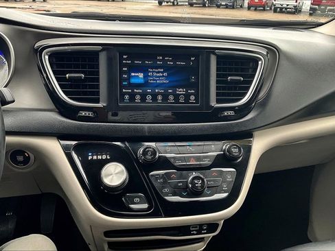 Used 2020 Chrysler Pacifica Touring-L image 16