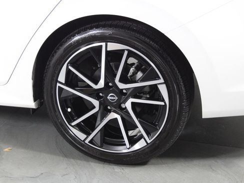 Used 2025 Nissan Sentra SR w/ SR Premium Package FWD image 12