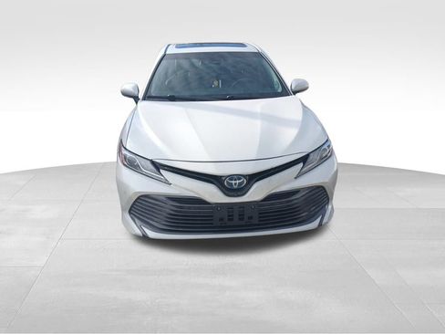 Used 2018 Toyota Camry XLE image 2