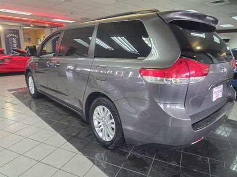 Used 2011 Toyota Sienna XLE image 9