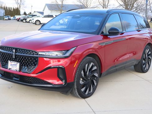 Used 2024 Lincoln Nautilus Reserve w/ Equipment Group 202A image 2