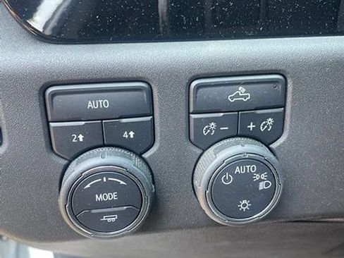 Used 2022 Chevrolet Silverado 1500 LT AWD/4WD image 8