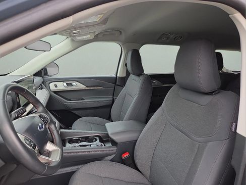 Used 2025 Ford Explorer Active AWD/4WD image 9