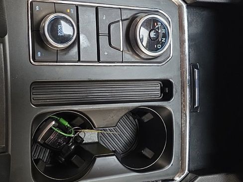 Used 2024 Ford Expedition XLT image 21