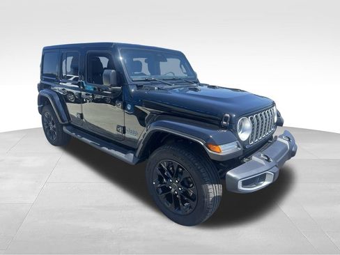 Used 2025 Jeep Wrangler Unlimited Sahara AWD/4WD image 16