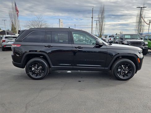 New 2026 Jeep Grand Cherokee Altitude image 7