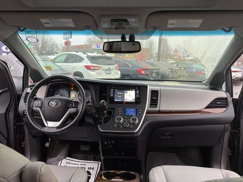 Used 2016 Toyota Sienna Limited image 21