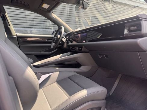 Certified 2025 Porsche Macan Turbo Electric AWD/4WD image 16