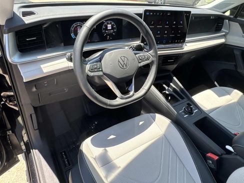 Used 2025 Volkswagen Tiguan SE FWD image 17