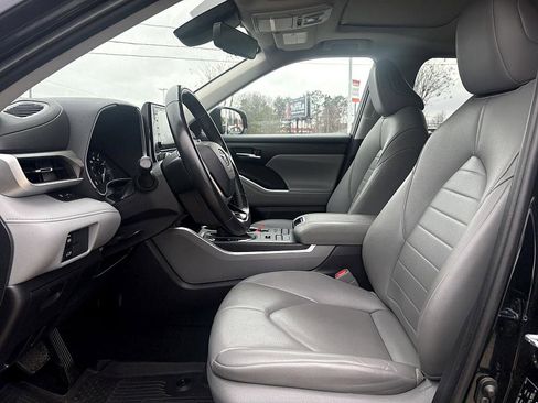 Used 2021 Toyota Highlander XLE image 9