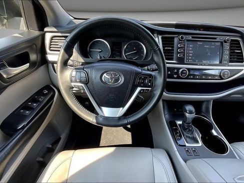 Used 2018 Toyota Highlander XLE FWD image 10
