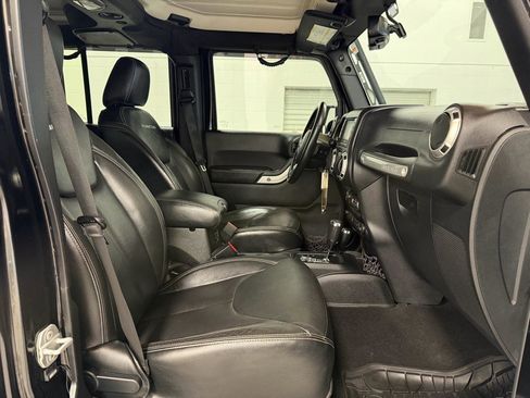 Used 2016 Jeep Wrangler Unlimited Rubicon AWD/4WD image 24