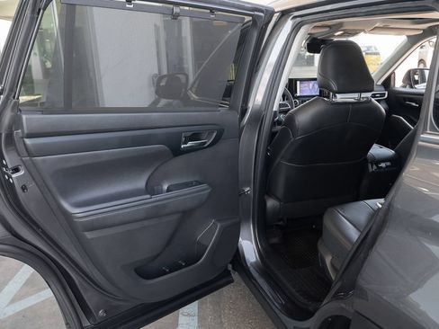 Used 2024 Toyota Highlander XLE AWD/4WD image 44