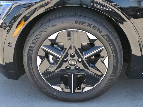 New 2025 Kia EV6 Wind image 10