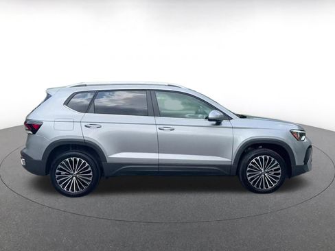Used 2026 Volkswagen Taos SE FWD image 16