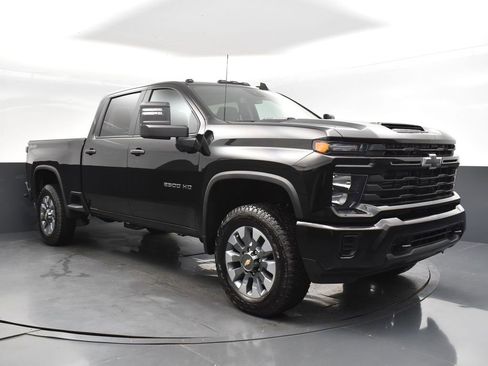 Used 2024 Chevrolet Silverado 2500 Custom w/ Custom Value Package image 9