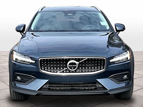 Used 2025 Volvo V60 B5 Cross Country Plus image 3