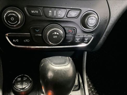 Used 2019 Jeep Cherokee Trailhawk w/ Cold Weather Group image 15