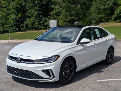 Used 2025 Volkswagen Jetta SE w/ Sunroof Package FWD image 5