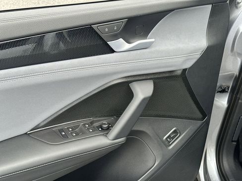 New 2025 Volkswagen Tiguan SE image 13