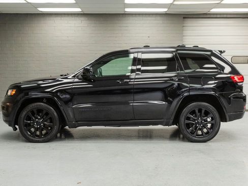 Used 2019 Jeep Grand Cherokee Altitude image 4