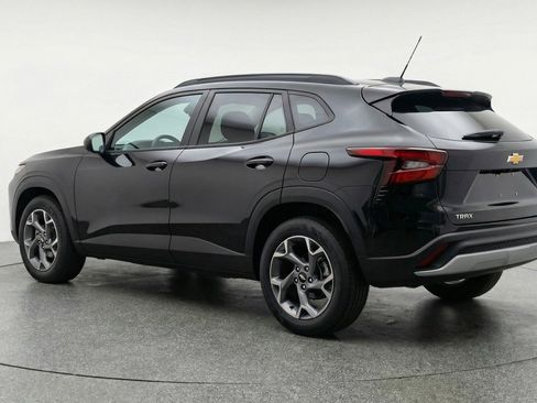 Used 2025 Chevrolet Trax LT w/ LT Convenience Package image 6