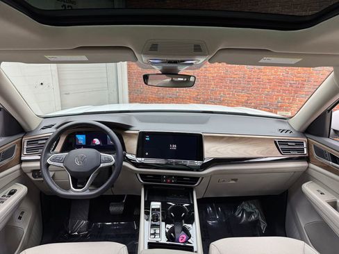 Used 2024 Volkswagen Atlas SE w/ Panoramic Sunroof Package image 12