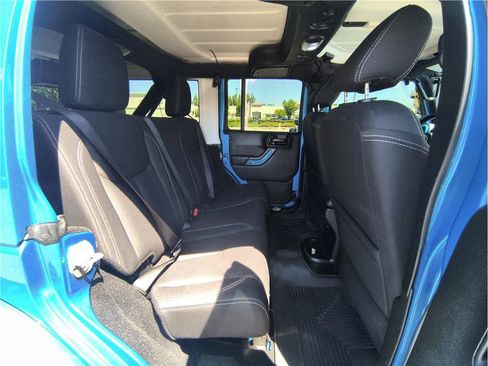 Used 2016 Jeep Wrangler Unlimited Sahara w/ Connectivity Group AWD/4WD image 15