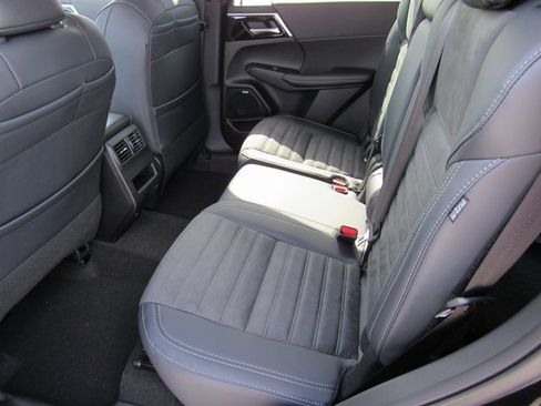 New 2025 Mitsubishi Outlander SE image 9