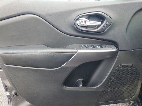 Used 2019 Jeep Cherokee Overland image 10