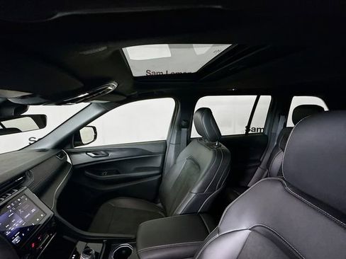 New 2025 Jeep Grand Cherokee Altitude image 21