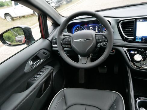 New 2026 Chrysler Pacifica Limited w/ S Appearance Package image 9