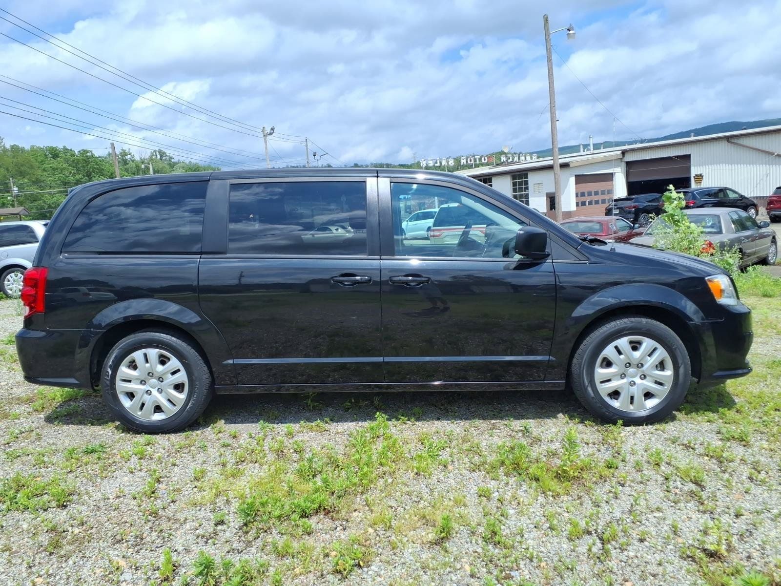 Used 2018 Dodge Grand Caravan SE w/ UConnect Hands-Free Group FWD image 2