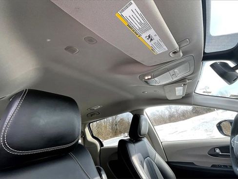 Used 2024 Chrysler Pacifica Touring-L image 22